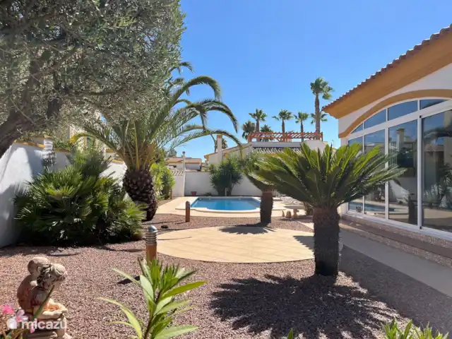 Location de Vacances Espagne, Costa Blanca, Hondón de las Nieves, villa - Casa Jeta Vue extérieure depuis le jardin avant. Un jardin spacieux avec beaucoup d’intimité, plusieurs terrasses et de belles plantes et arbres dans le jardin.