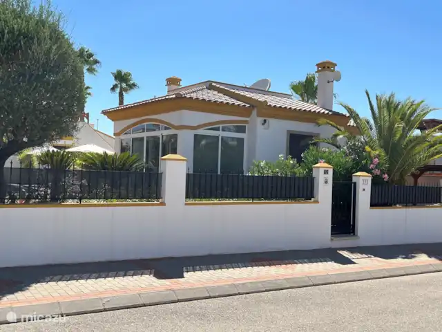 Location de Vacances Espagne, Costa Blanca, Hondón de las Nieves, villa - Casa Jeta Vue de face de la Casa Jeta. Une rue spacieuse, avec suffisamment de stationnement. Un trottoir spacieux des deux côtés de la route. Parfait pour se promener dans le quartier.
Vous pouvez juste voir le parking privé.