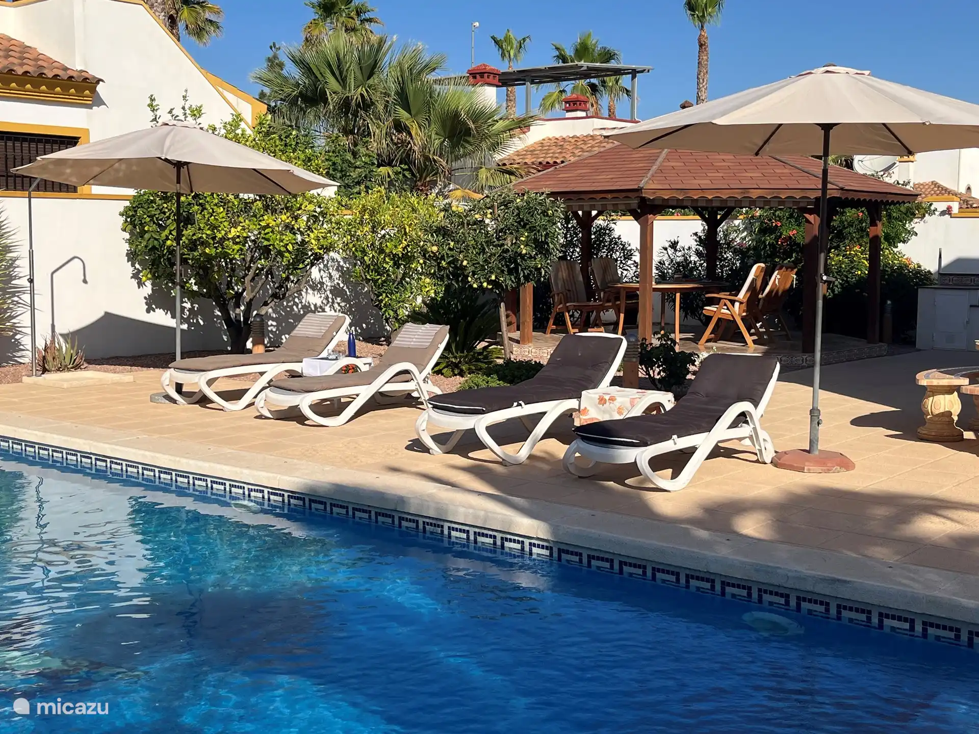 Plenty of space and privacy in the garden, sunbeds, various umbrellas and of course space for everyone under the pergola.