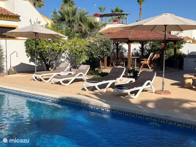 Location de Vacances Espagne, Costa Blanca, Hondón de las Nieves, villa - Casa Jeta Beaucoup d’espace et d’intimité dans le jardin, des chaises longues, divers parasols et bien sûr de l’espace pour tout le monde sous la pergola.