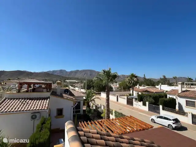Location de Vacances Espagne, Costa Blanca, Hondón de las Nieves, villa - Casa Jeta Vue depuis le toit-terrasse sur les montagnes.
Vous pouvez voir que la rue est calme. À mi-chemin, il y a une petite place avec des équipements de jeux pour les jeunes enfants.