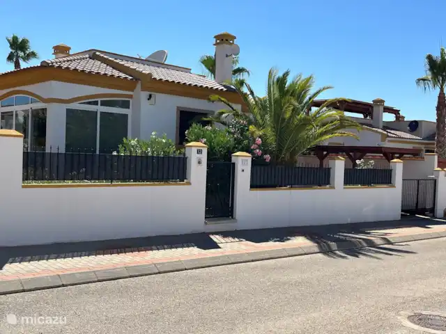 Location de Vacances Espagne, Costa Blanca, Hondón de las Nieves, villa - Casa Jeta Vue de face avec l’abri d’auto couvert et fermé à l’extrême droite.