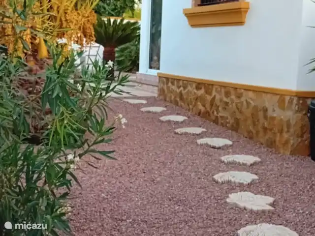Location de Vacances Espagne, Costa Blanca, Hondón de las Nieves, villa - Casa Jeta Chemin de l’abri d’auto à Casa Jeta.
