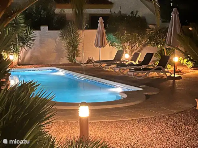 Location de Vacances Espagne, Costa Blanca, Hondón de las Nieves, villa - Casa Jeta Éclairage extérieur dans le jardin et la piscine pour une longue et agréable soirée d’été.
