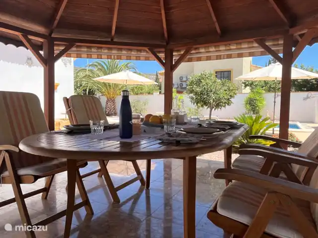 Location de Vacances Espagne, Costa Blanca, Hondón de las Nieves, villa - Casa Jeta Profitez d’un délicieux dîner sous la pergola !
