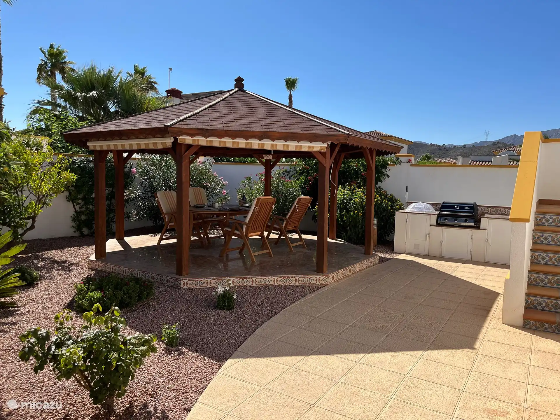 A beautiful arbor! Great to have breakfast in the morning or to enjoy the BBQ in the evening that can be connected to the outdoor kitchen.