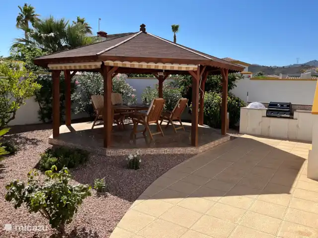 Location de Vacances Espagne, Costa Blanca, Hondón de las Nieves, villa - Casa Jeta Une belle tonnelle ! Idéal pour prendre le petit-déjeuner le matin ou pour profiter du barbecue le soir qui peut être relié à la cuisine extérieure.