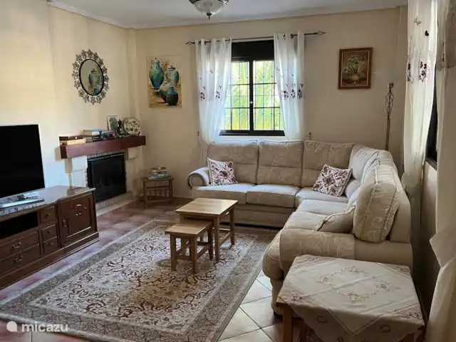 Location de Vacances Espagne, Costa Blanca, Hondón de las Nieves, villa - Casa Jeta Le salon, avec un canapé spacieux. Grand écran de télévision avec possibilité de diffuser toutes les chaînes que vous souhaitez. Suffisamment de jeux et de livres disponibles pour que vous ne vous ennuyiez pas une seconde.