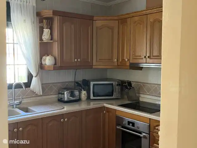 Location de Vacances Espagne, Costa Blanca, Hondón de las Nieves, villa - Casa Jeta La cuisine est entièrement équipée. Un grand réfrigérateur-congélateur, une plaque à induction, une machine Nespresso, un grille-pain, une bouilloire et de nombreux ustensiles de cuisine.