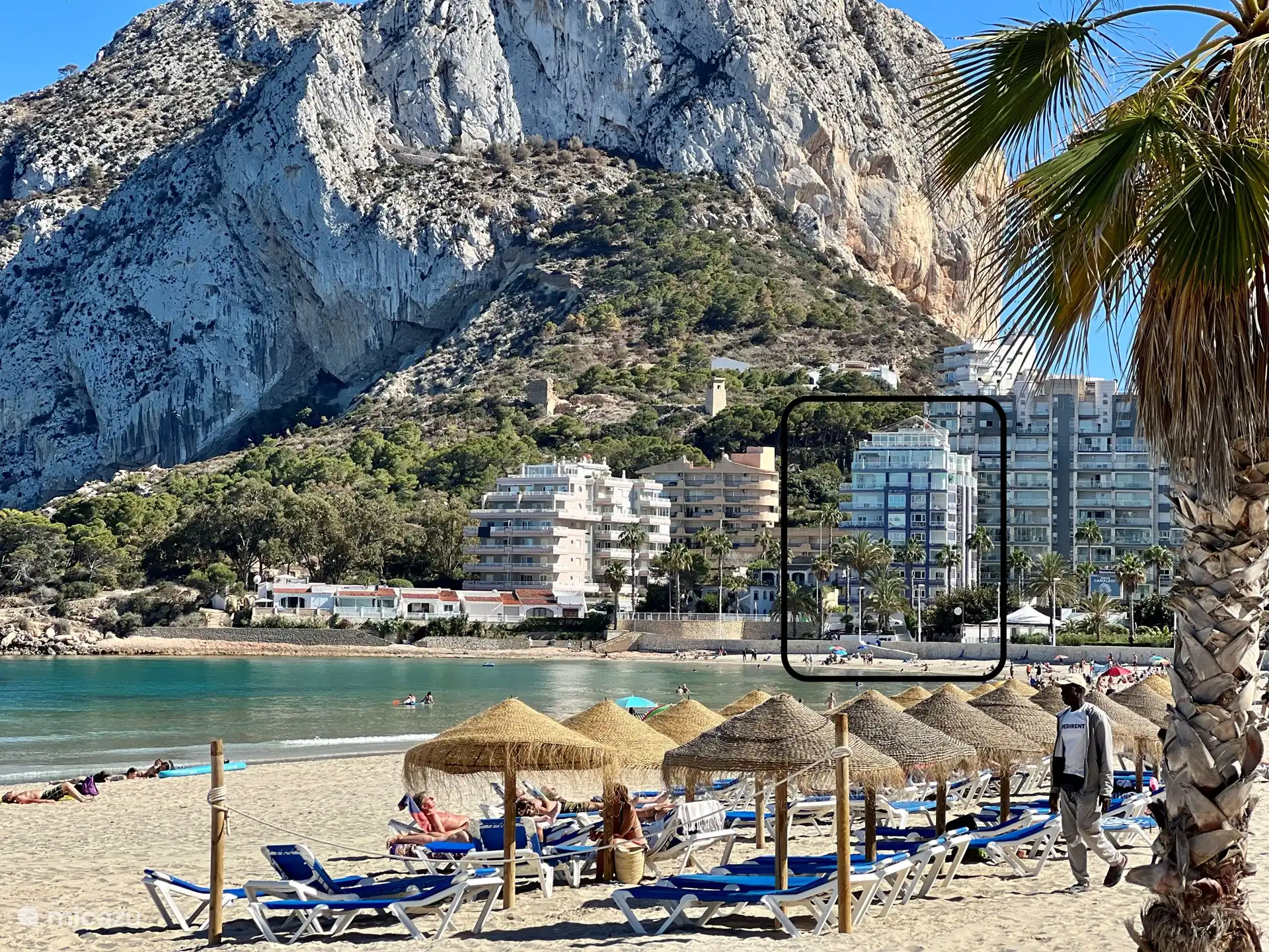 Ist es nicht wunderschön, so ein schöner Strand gegenüber dem Bürgersteig! Sehen Sie unser Gebäude? ;-)