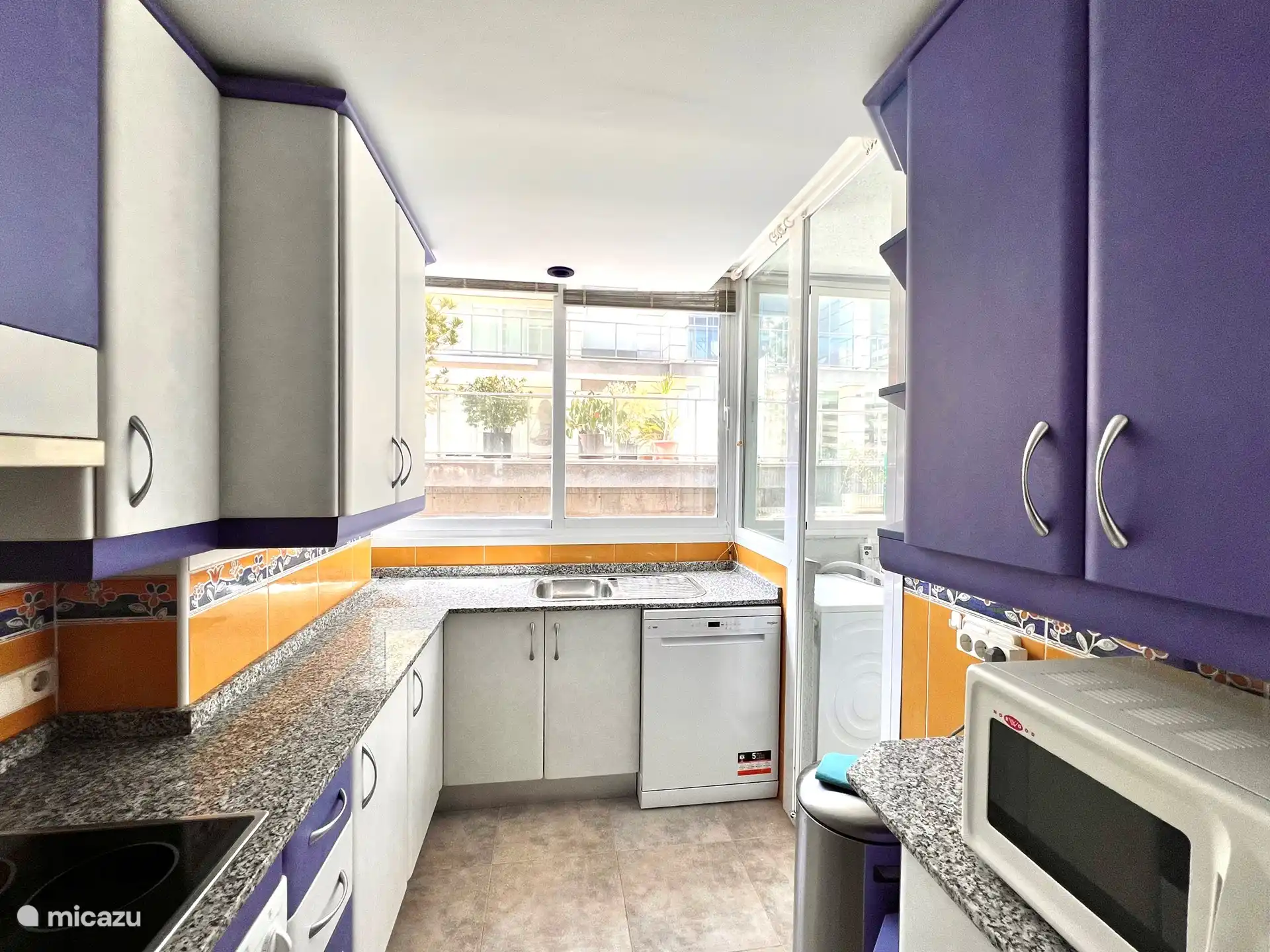 Voll ausgestattete Küche mit Geschirrspüler, Backofen, Mikrowelle, Kaffeemaschine, Nespresso-Maschine und Kühlschrank mit Gefrierfach