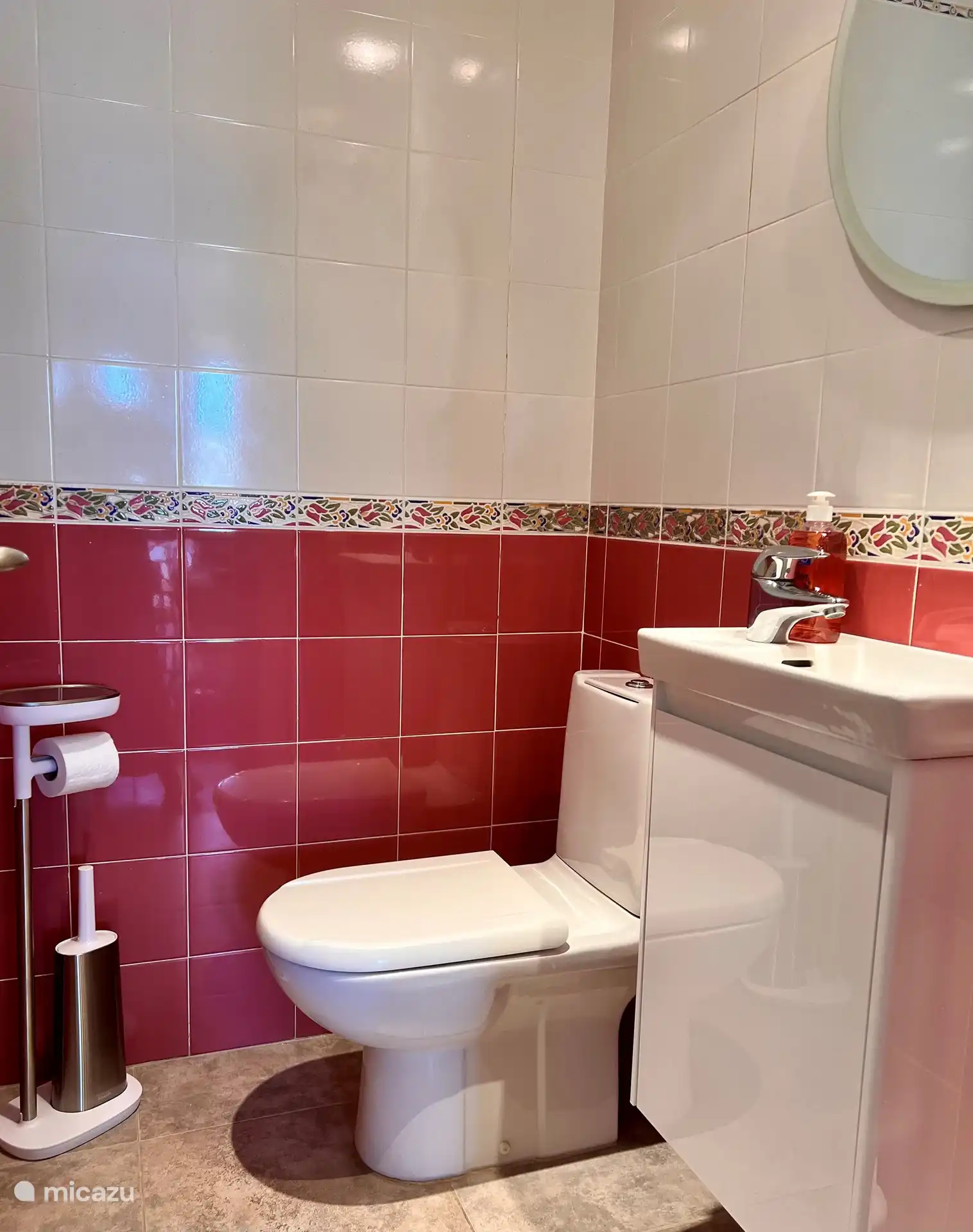 Separates WC mit Waschbecken.