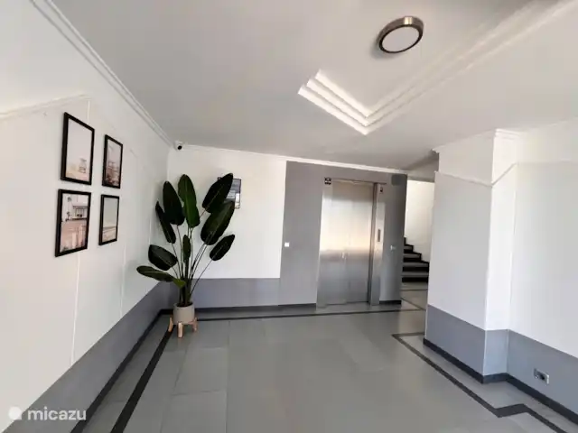 Casa Limonio de Mar | Espagne, Costa Blanca, Calpe - appartement Bâtiment d’entrée avec accès à l’ascenseur et à la cage d’escalier