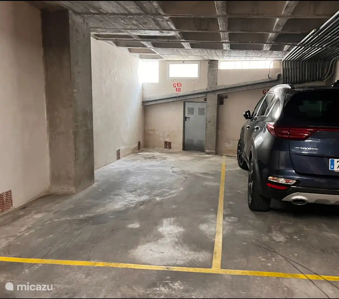 Parkplatz. Bitte fahren Sie keinen großen SUV in der Garage. Der Stellplatz ist etwas kleiner, als wir es gewohnt sind.