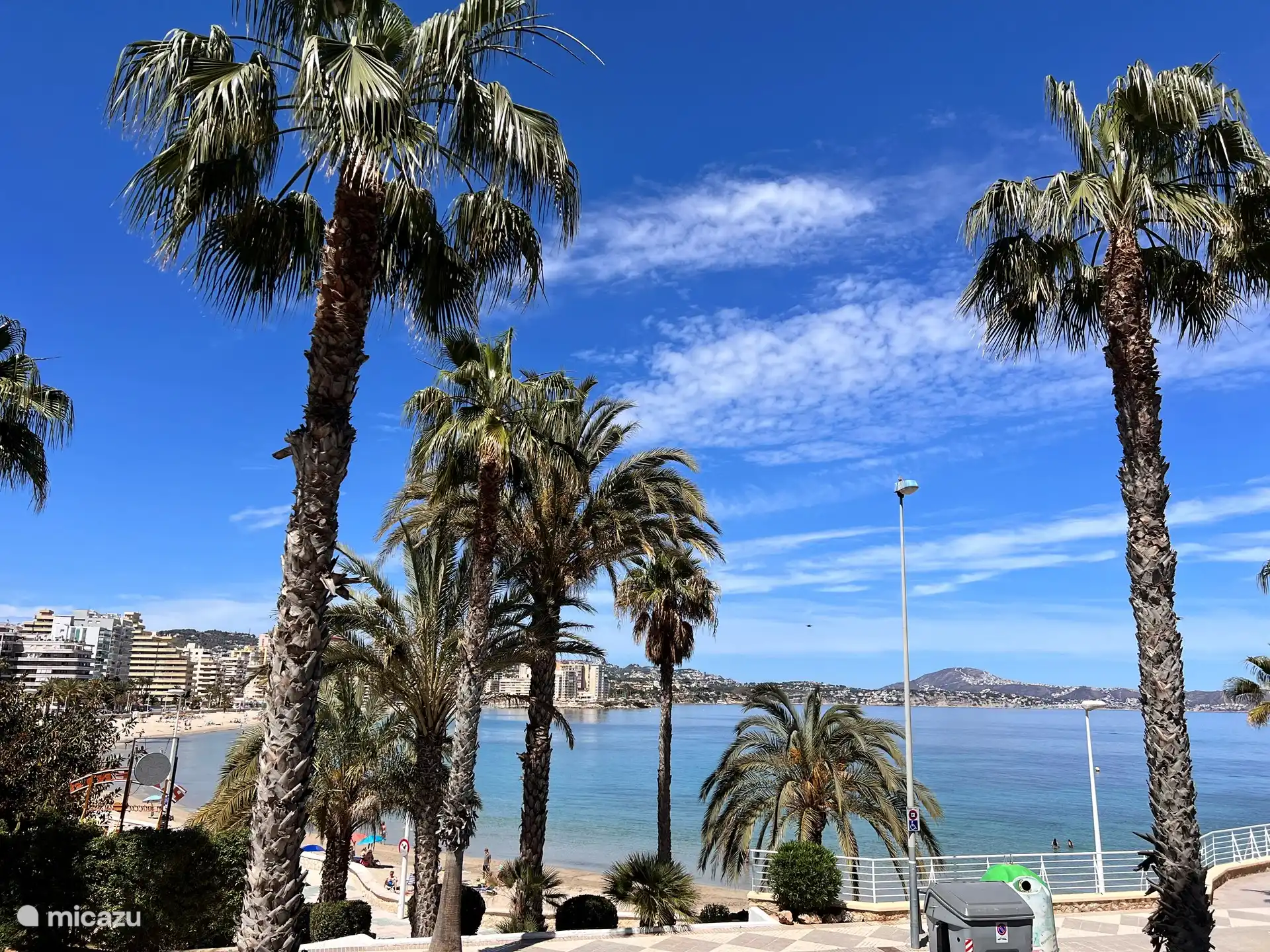 Blick vom Bürgersteig vor dem Gebäude.