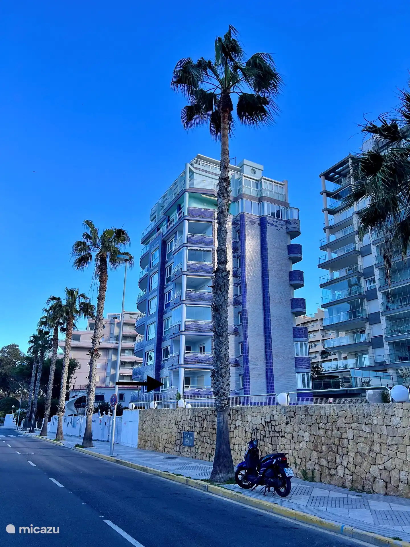 Unser 2002 erbautes Gebäude strahlt Meer, Sonne und Urlaub aus! Dennoch? ;-)