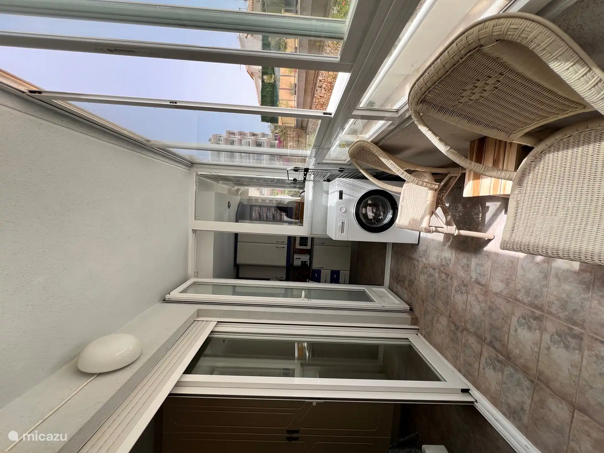 Abschließbarer Balkon im hinteren Teil der Wohnung mit Waschmaschine und Platz für den Wäscheständer