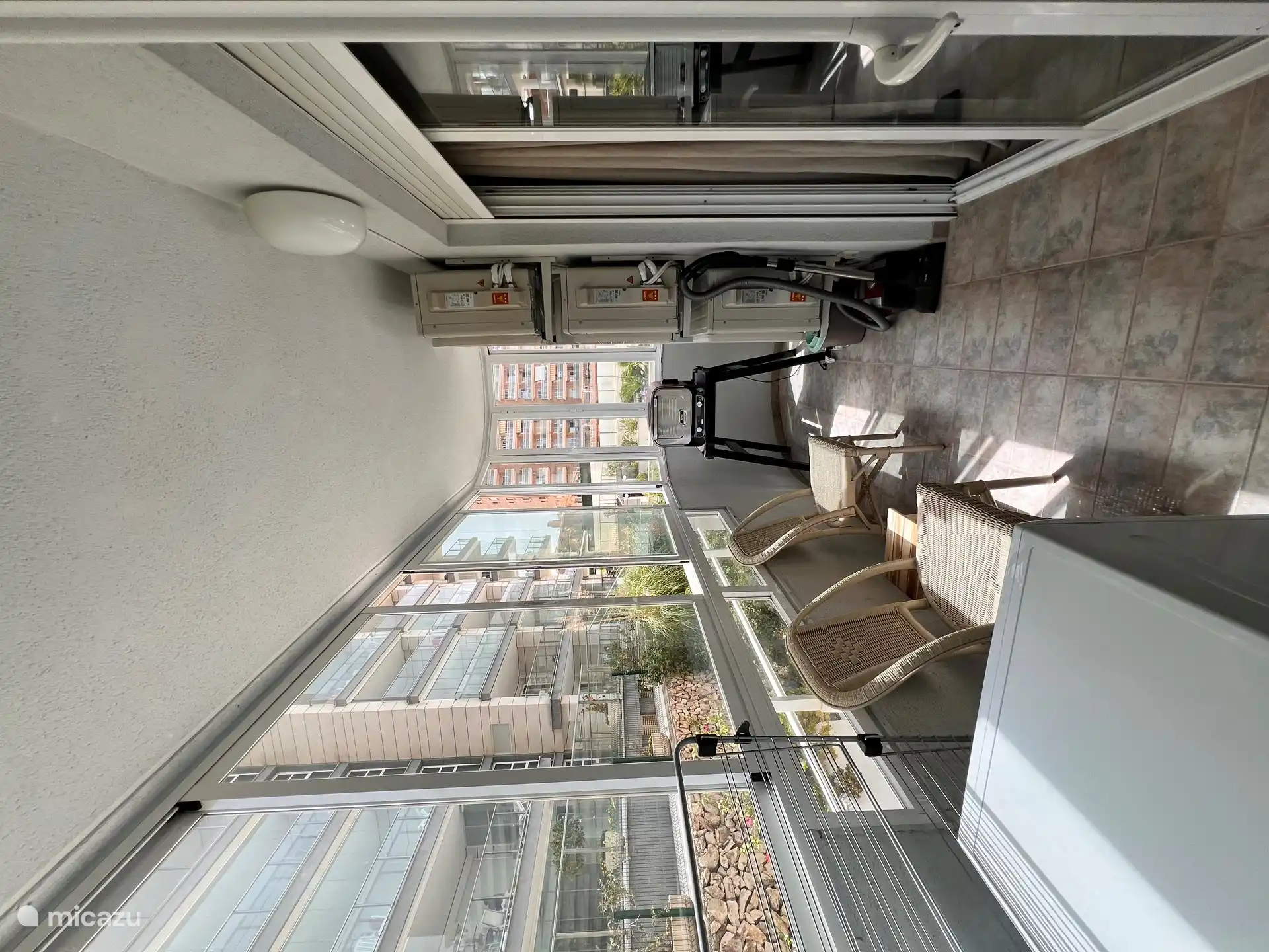 Kleiner abschließbarer Balkon auf der Rückseite der Wohnung