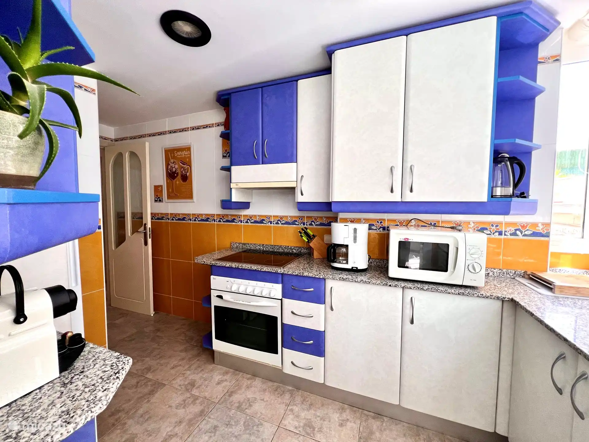 Voll ausgestattete Küche.