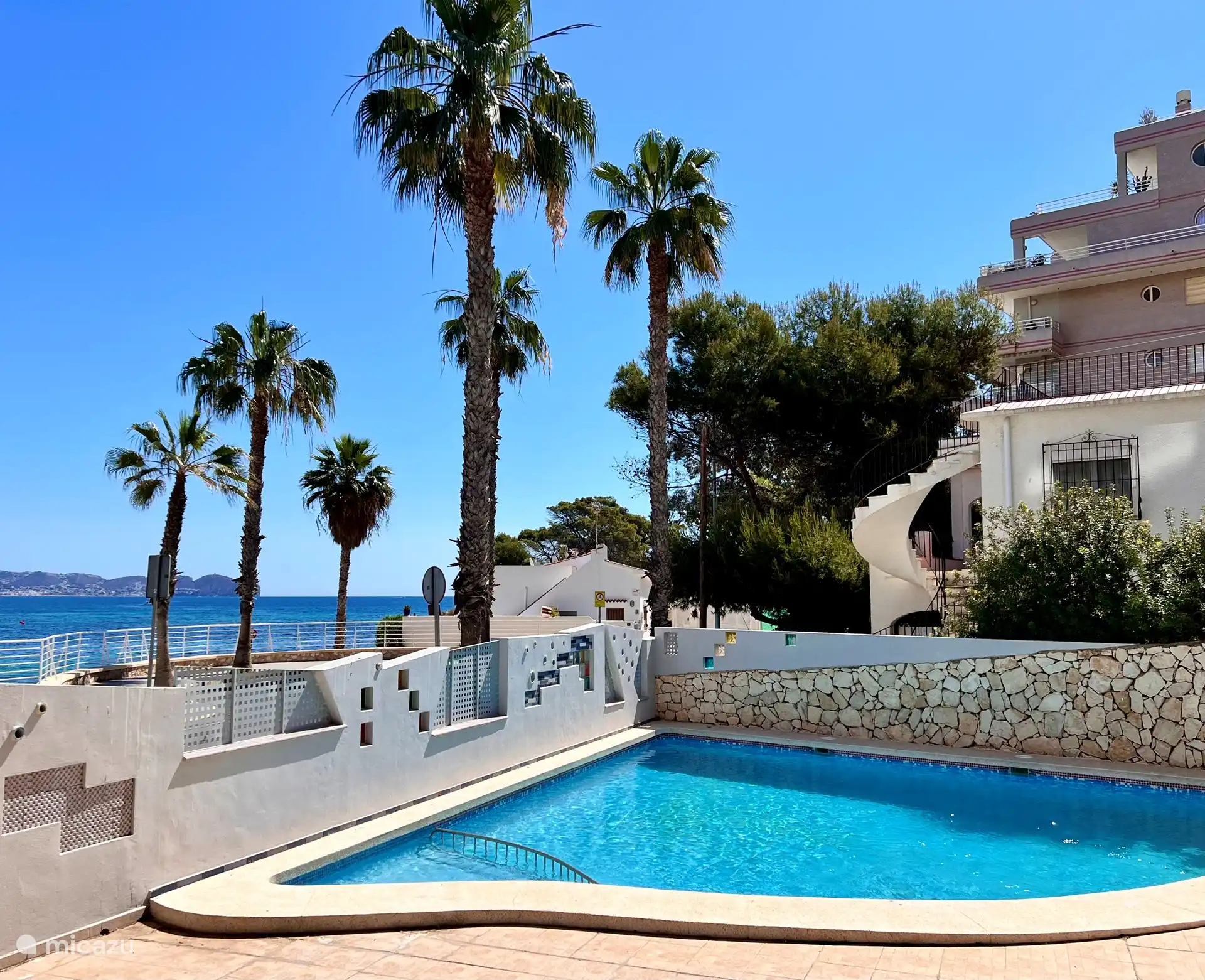 Kleiner Pool, aber genug, um Sie zu erfrischen. Mit kleinem Kinderbecken. Die Außendusche ist auch nützlich, wenn Sie vom Strand kommen. Auf diese Weise können Sie den ganzen Sand unten lassen! :-)