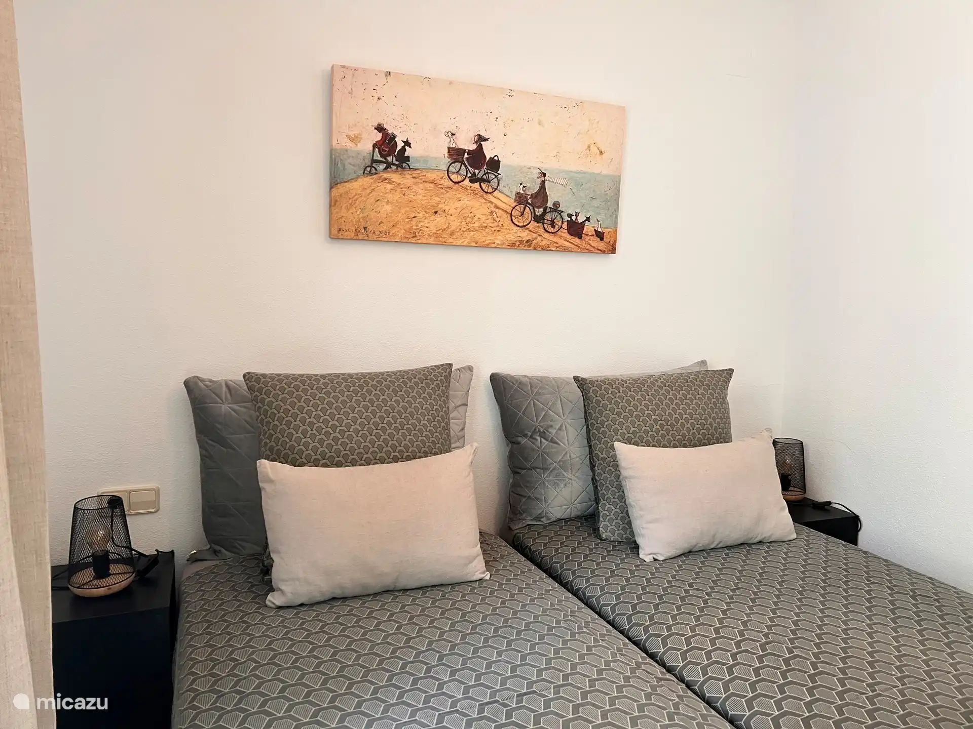 Schlafzimmer mit zwei Einzelbetten. 90x200 cm