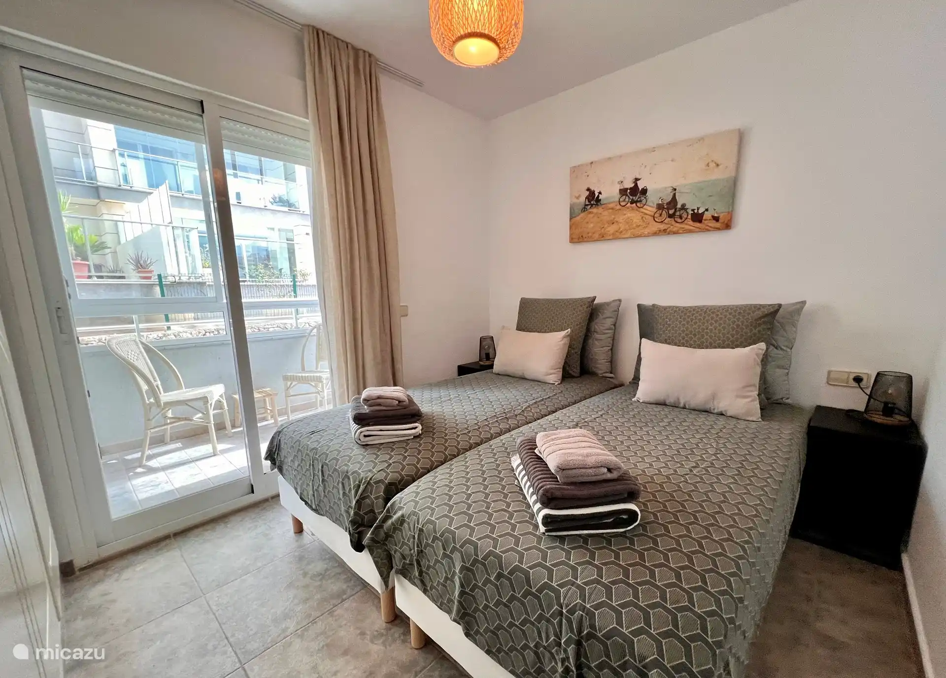 Das Schlafzimmer mit 2 getrennten Betten öffnet sich auf den Balkon auf der Rückseite der Wohnung. Pro Person stehen immer 3 Handtücher zur Verfügung