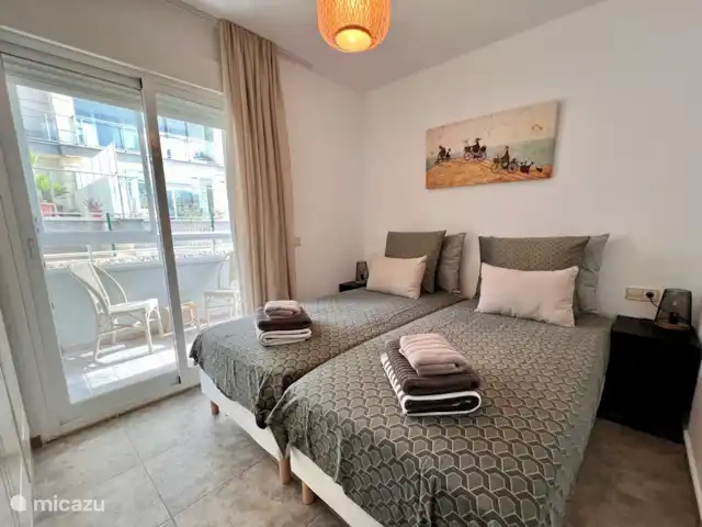 Casa Limonio de Mar | Espagne, Costa Blanca, Calpe - appartement La chambre avec 2 lits séparés s’ouvre sur le balcon à l’arrière de l’appartement. Toujours 3 serviettes disponibles par personne
