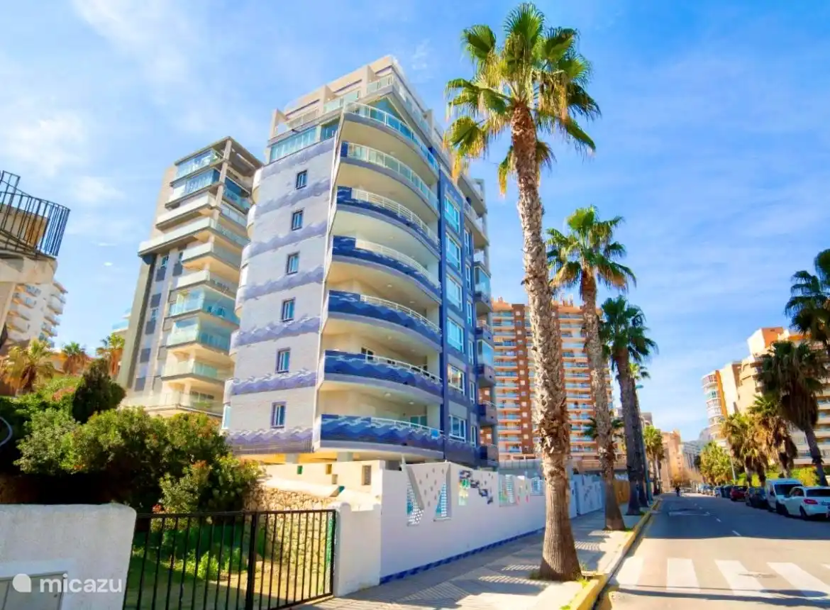 Bauen von der Straße aus. Sackgasse. Das Parken auf der Straße außerhalb von Juli und August ist kostenlos.