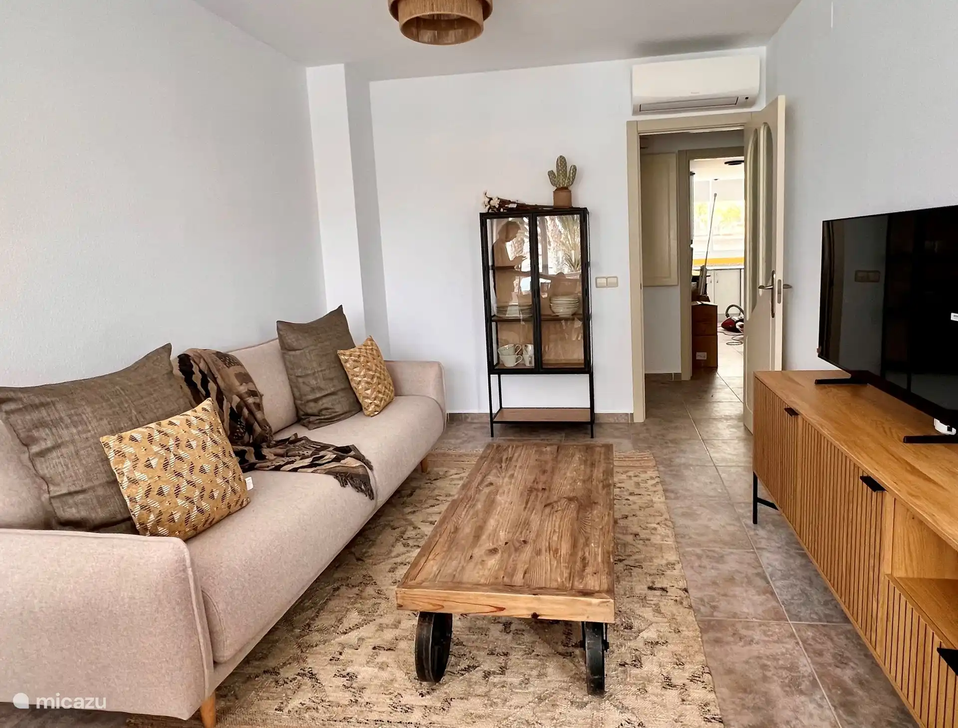 Sitzecke mit TV. 
Fernseher mit Streaming-Diensten (Chromecast) 
Wi-Fi