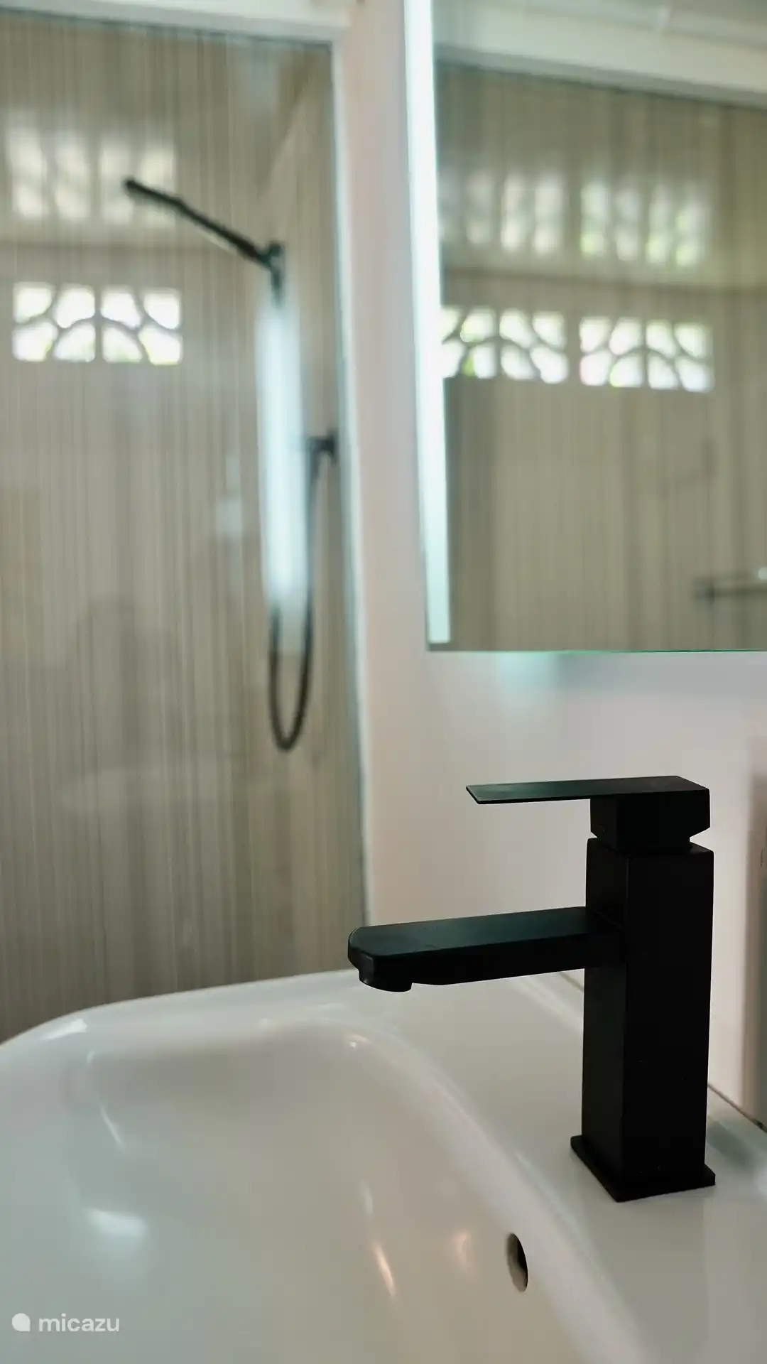 Badezimmerarmatur neu.