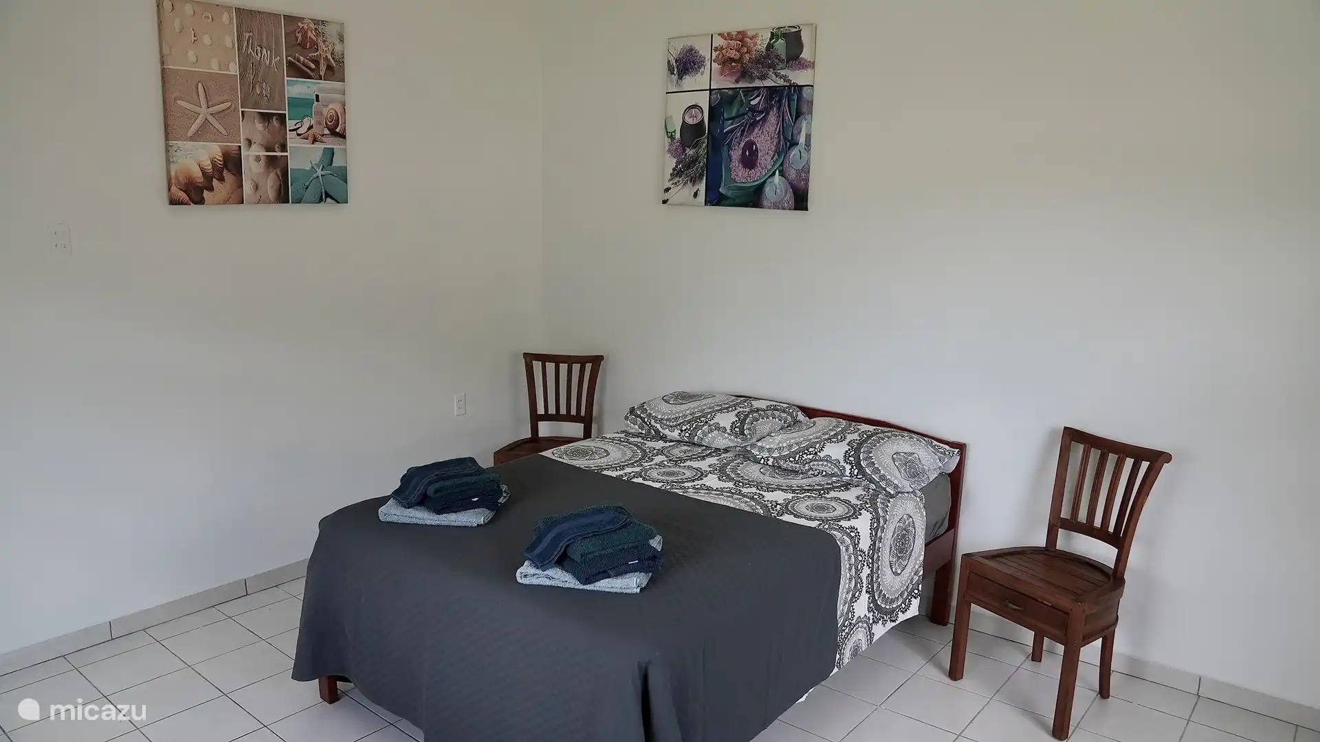 Doppelbett mit Kleiderschrank und separater Klimaanlage 