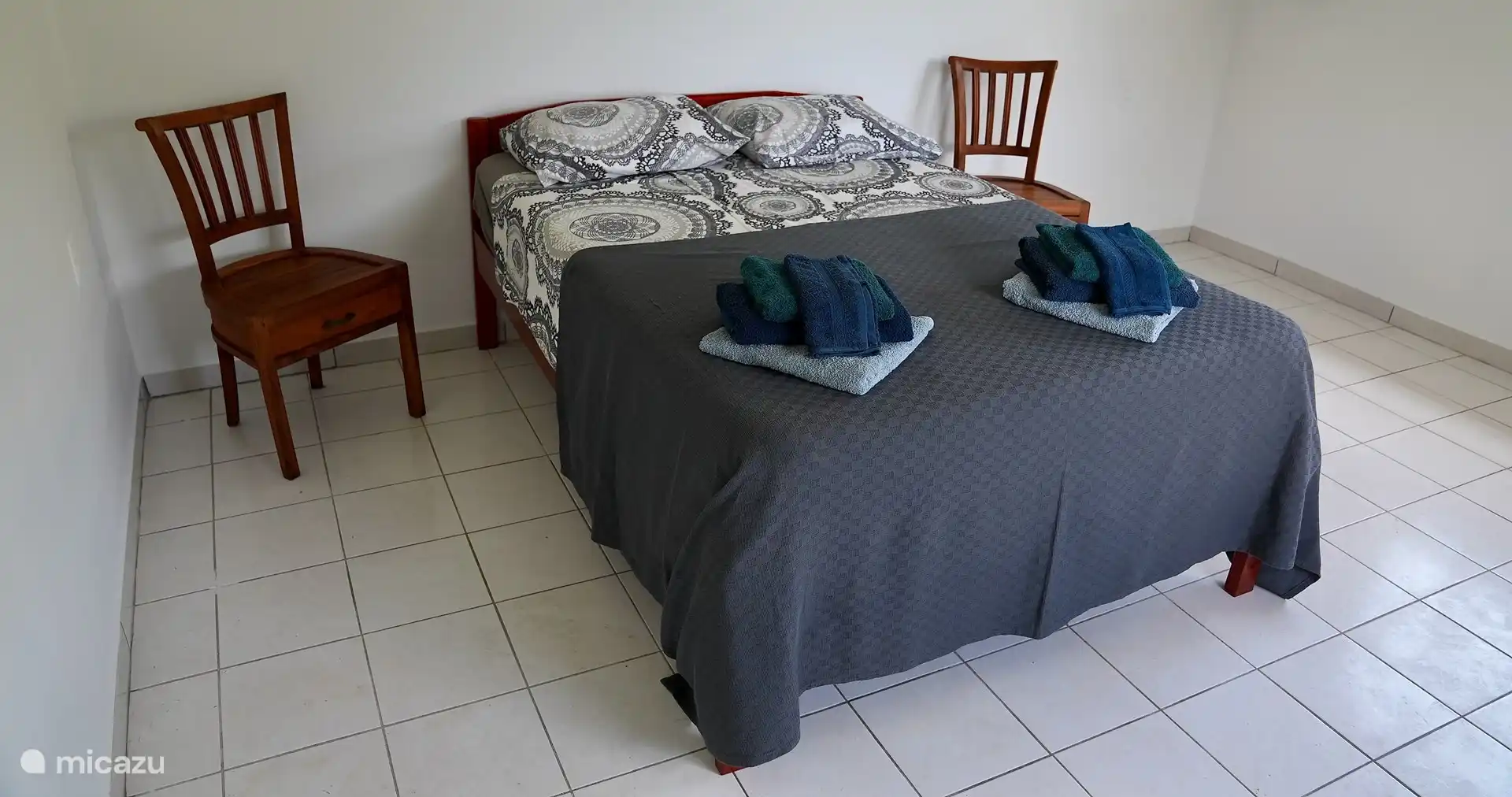 Doppelbett mit Kleiderschrank und separater Klimaanlage 