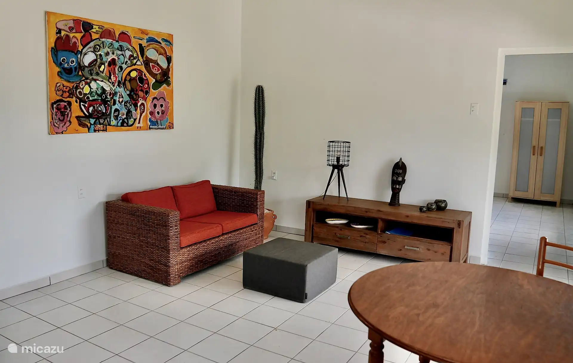 Geräumiges Wohnzimmer mit Schlafsofa und Blick auf die private Terrasse.