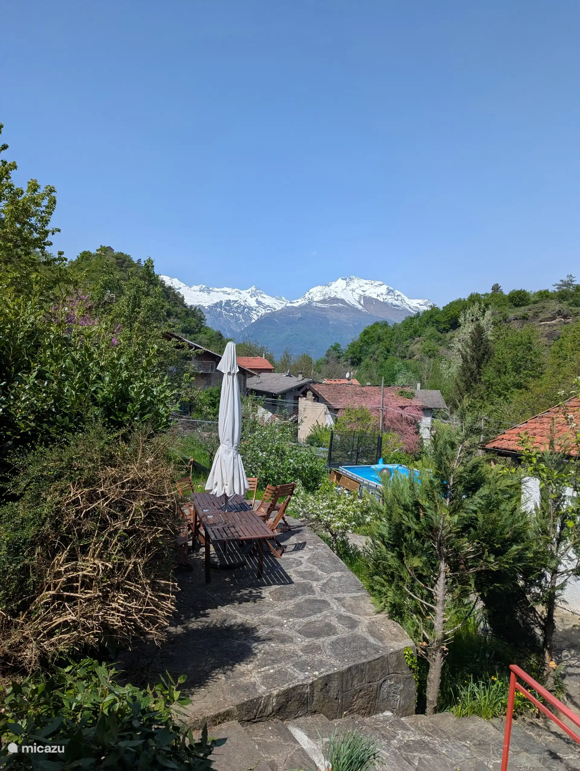 uitzicht vanaf terras (zwembad gebruik niet inbegrepen)