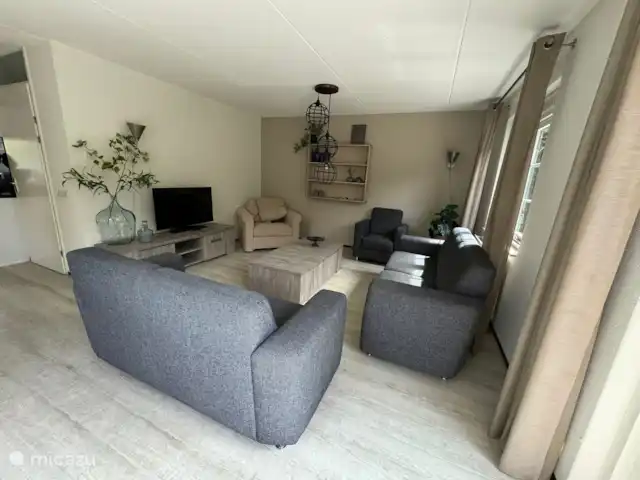 Maison de vacances de charme près de la mer | Pays-Bas, Zélande, Kamperland - maison de vacances Salon avec 2 canapés, 2 chaises et TV