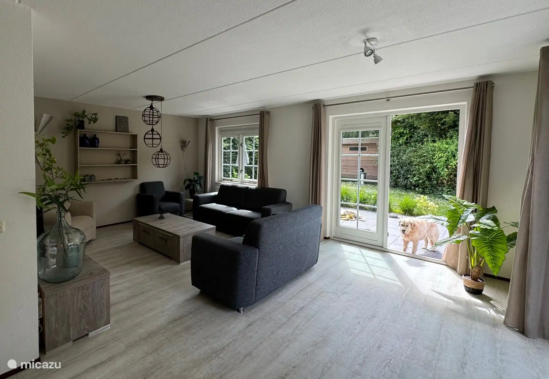 Wohnzimmer mit Front nach außen