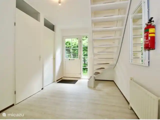 Maison de vacances de charme près de la mer | Pays-Bas, Zélande, Kamperland - maison de vacances couloir et escaliers