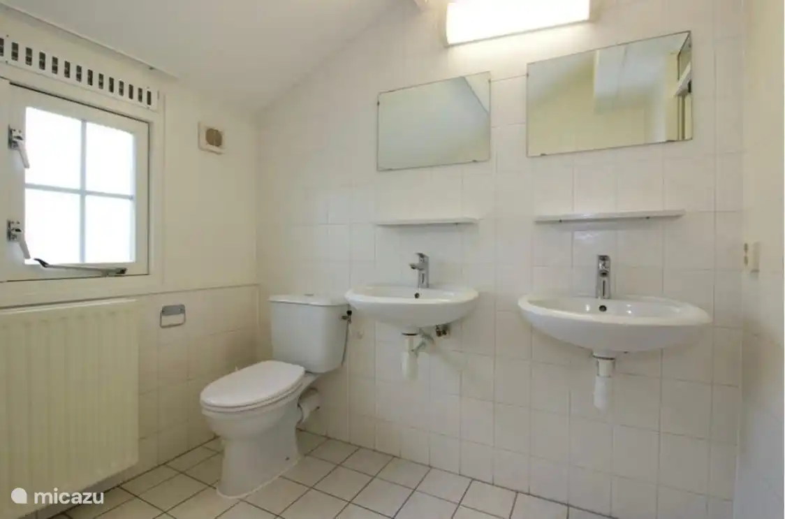 Toilette und zwei Waschbecken