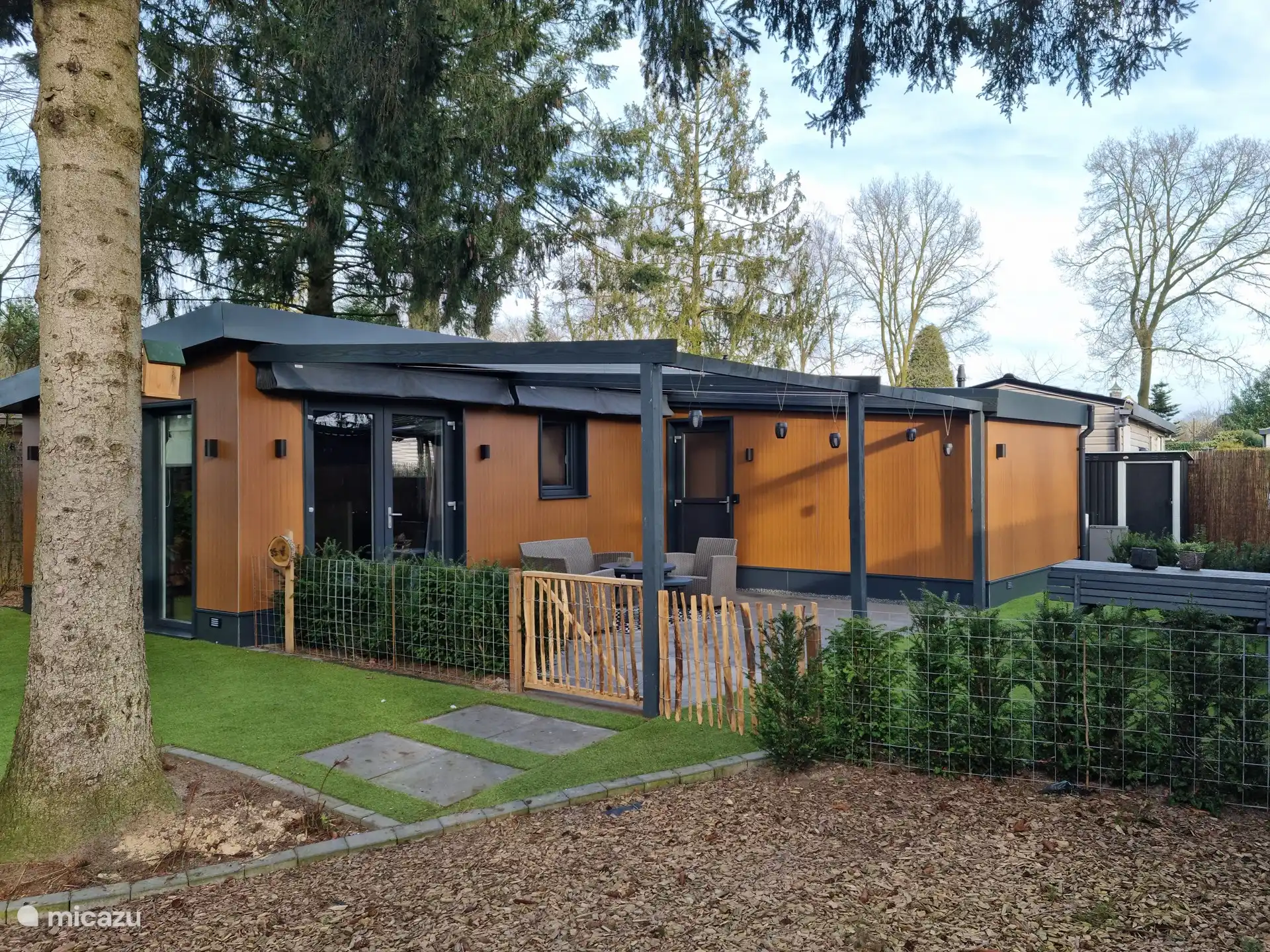 Mit umzäuntem Garten.