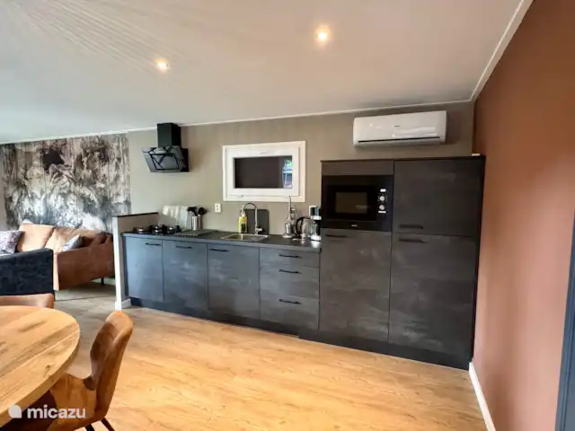 Maison de la Nature Dennenzicht - @Veluwe | Pays-Bas, Gueldre, Wells - chalet La nouvelle cuisine de la maison dispose d'un four micro-ondes combiné avec fonction four, d'une cuisinière à gaz, d'un lave-vaisselle et d'un réfrigérateur avec congélateur.