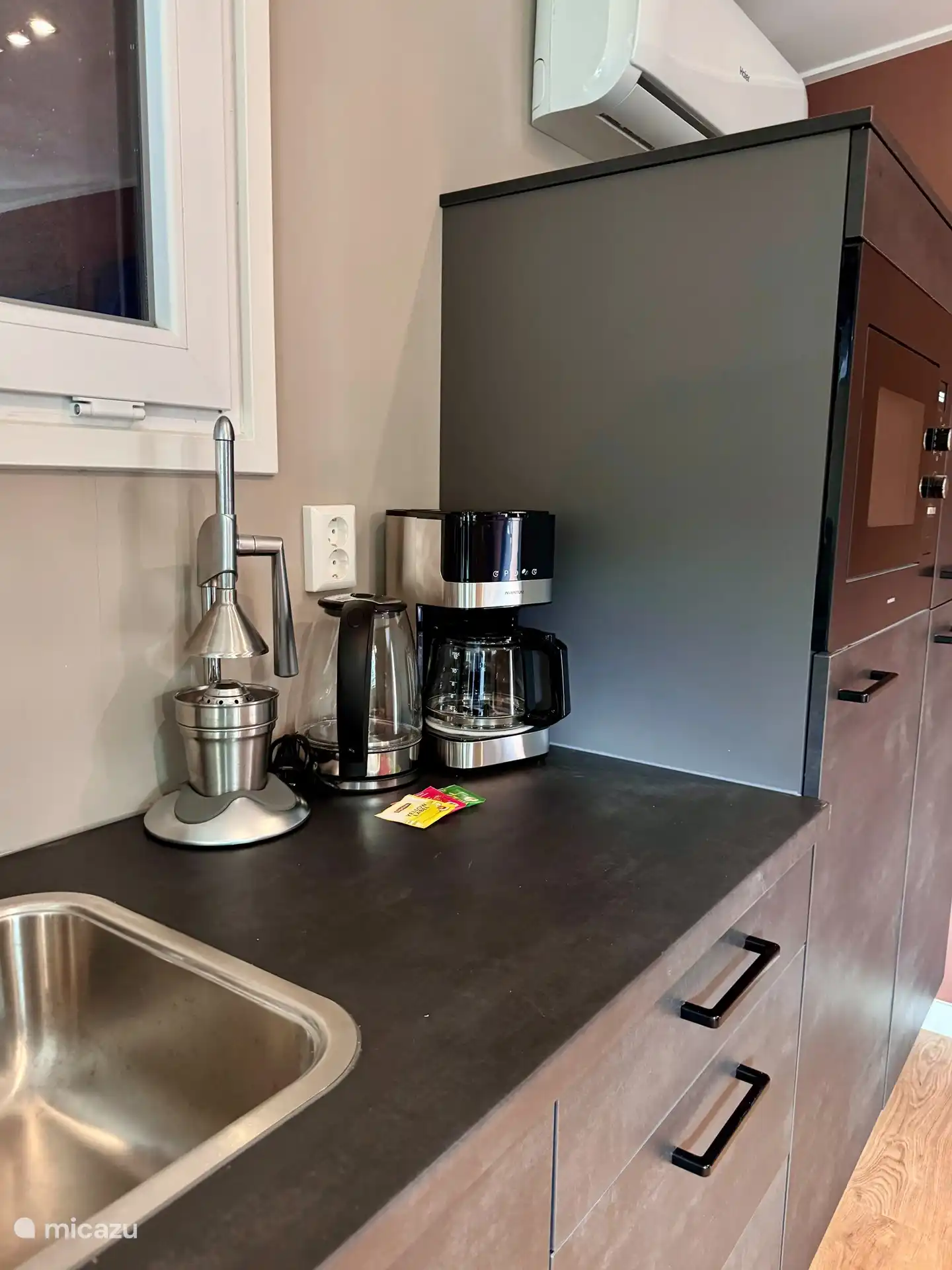 Im Haus gibt es eine Kaffeemaschine, einen Wasserkocher und eine Zitruspresse.