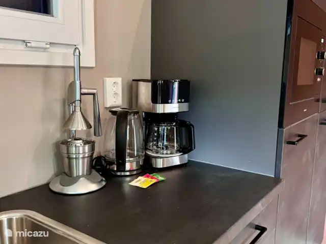 Maison de la Nature Dennenzicht - @Veluwe | Pays-Bas, Gueldre, Wells - chalet Il y a une cafetière, une bouilloire et un presse-agrumes dans la maison.