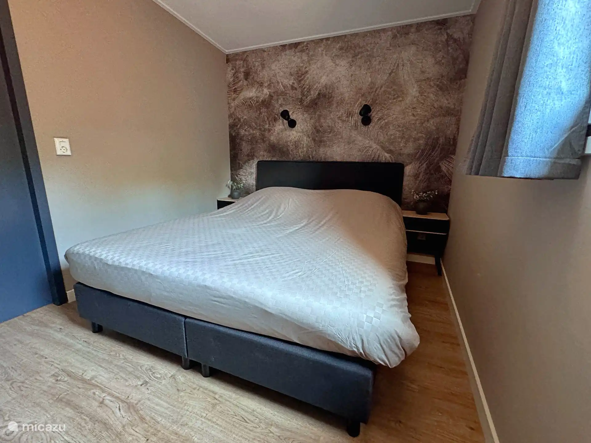 Das Doppelzimmer verfügt über ein luxuriöses Doppel-Boxspringbett. Das Zimmer verfügt über einen Stauraum für Kleidung (Regale) und einen Bereich, in dem Sie Ihre Kleidung aufhängen können.