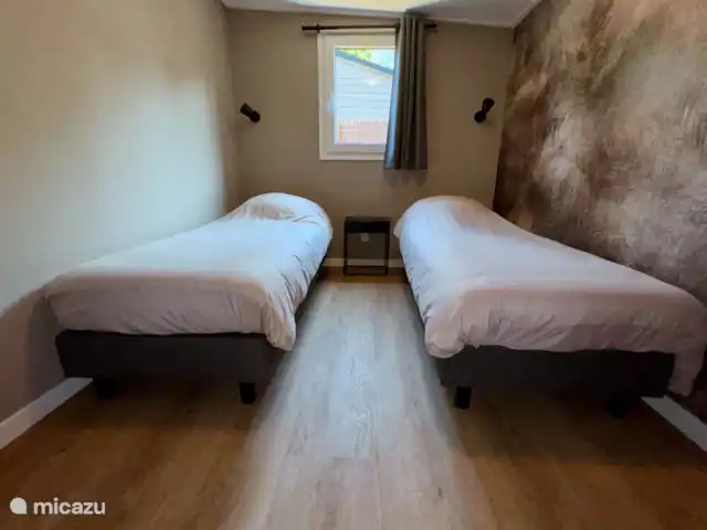 Maison de la Nature Dennenzicht - @Veluwe | Pays-Bas, Gueldre, Wells - chalet La deuxième chambre est pour deux personnes et dispose de deux lits simples et d’un petit espace de rangement pour les vêtements.