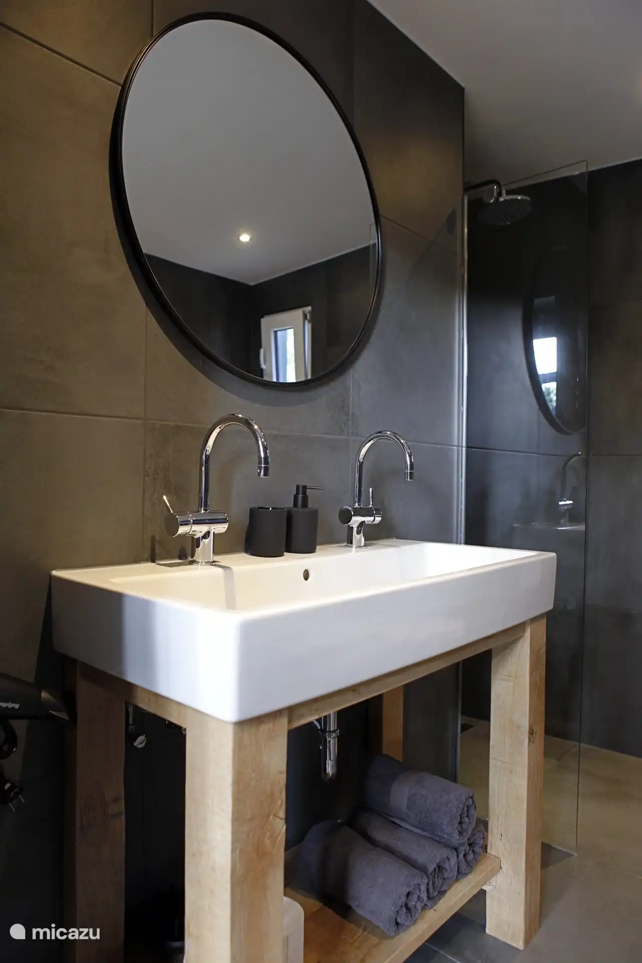 Im luxuriösen Badezimmer finden Sie ein Doppelwaschbecken.