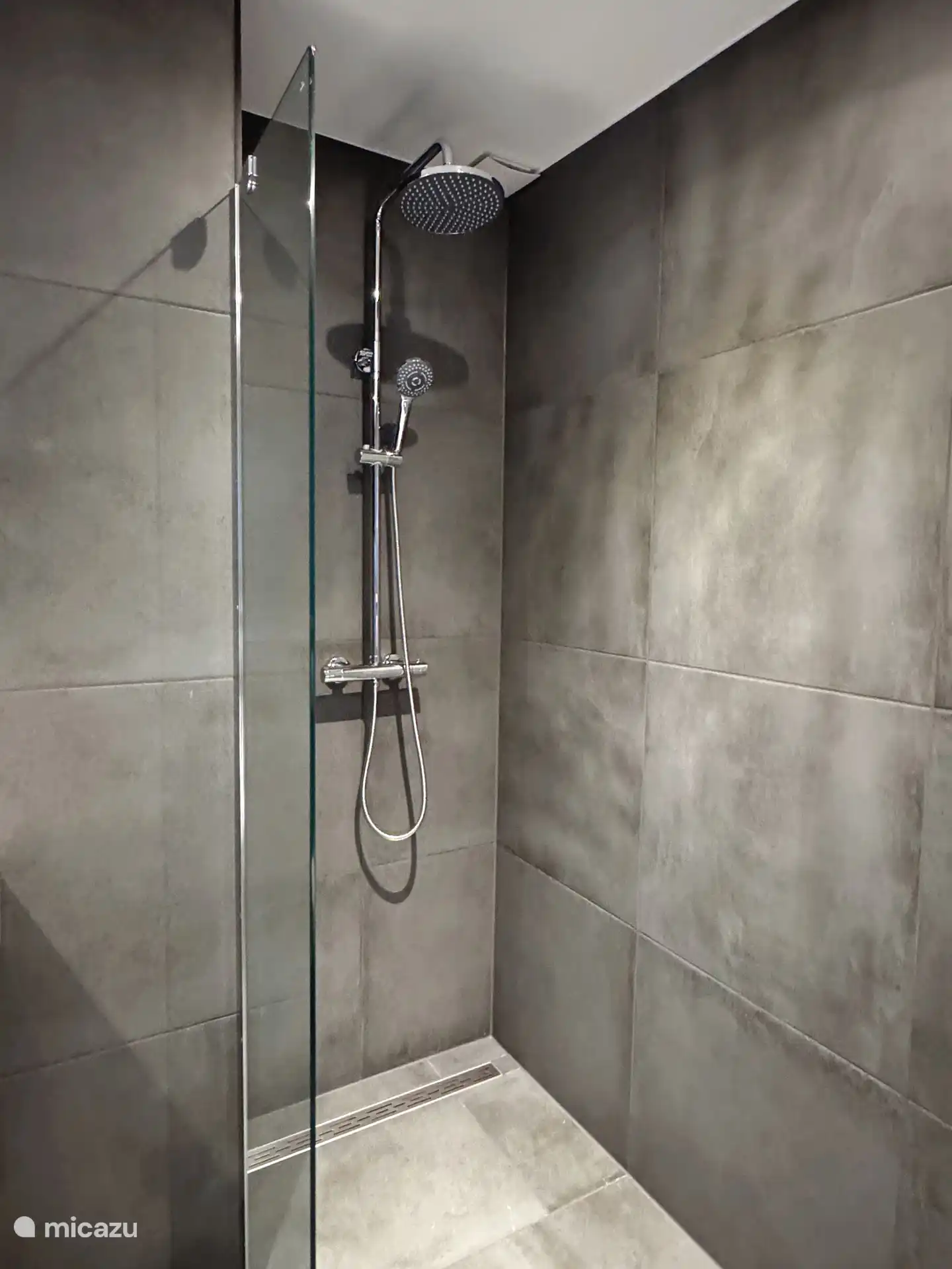 Das Badezimmer ist außerdem mit einer Regendusche ausgestattet.