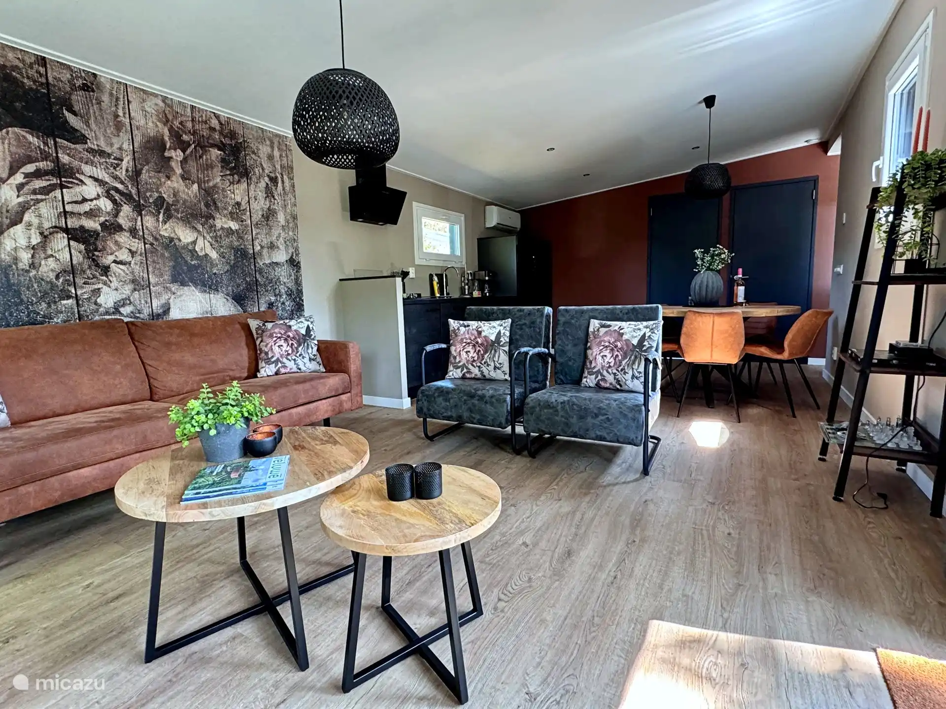 Das Wohnzimmer verfügt über eine luxuriöse offene Küche und ist mit einem schönen Sofa, zwei luxuriösen Sesseln und einem Fernseher ausgestattet. Das Ferienhaus verfügt über eine Fußbodenheizung und es gibt auch eine Klimaanlage für die heißen Sommertage.