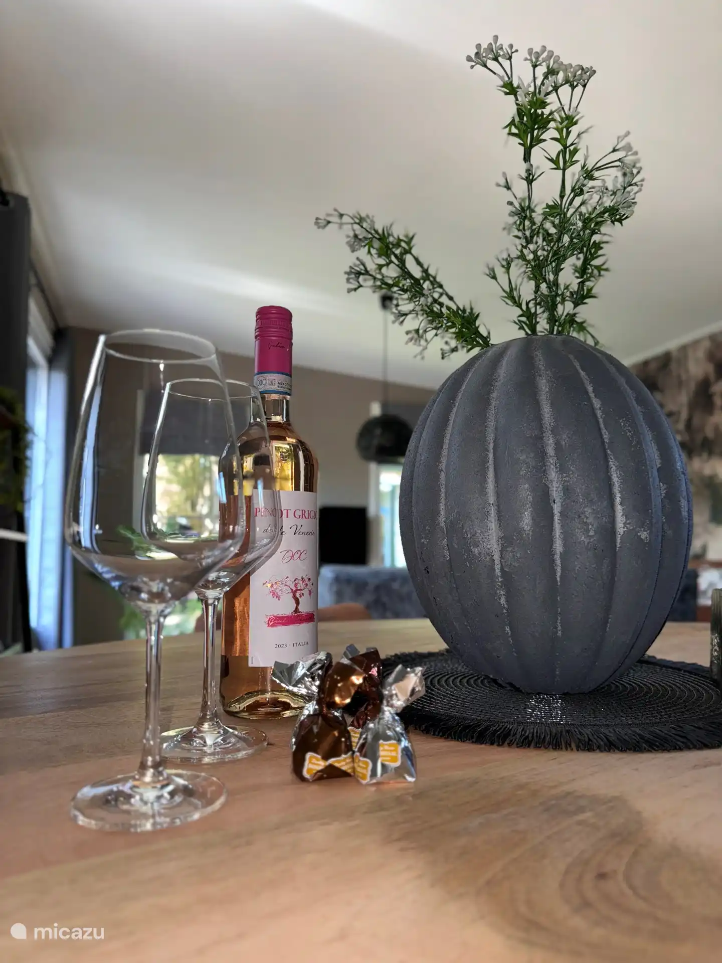 Auch an ein Begrüßungsgetränk mit Pralinen wurde gedacht.