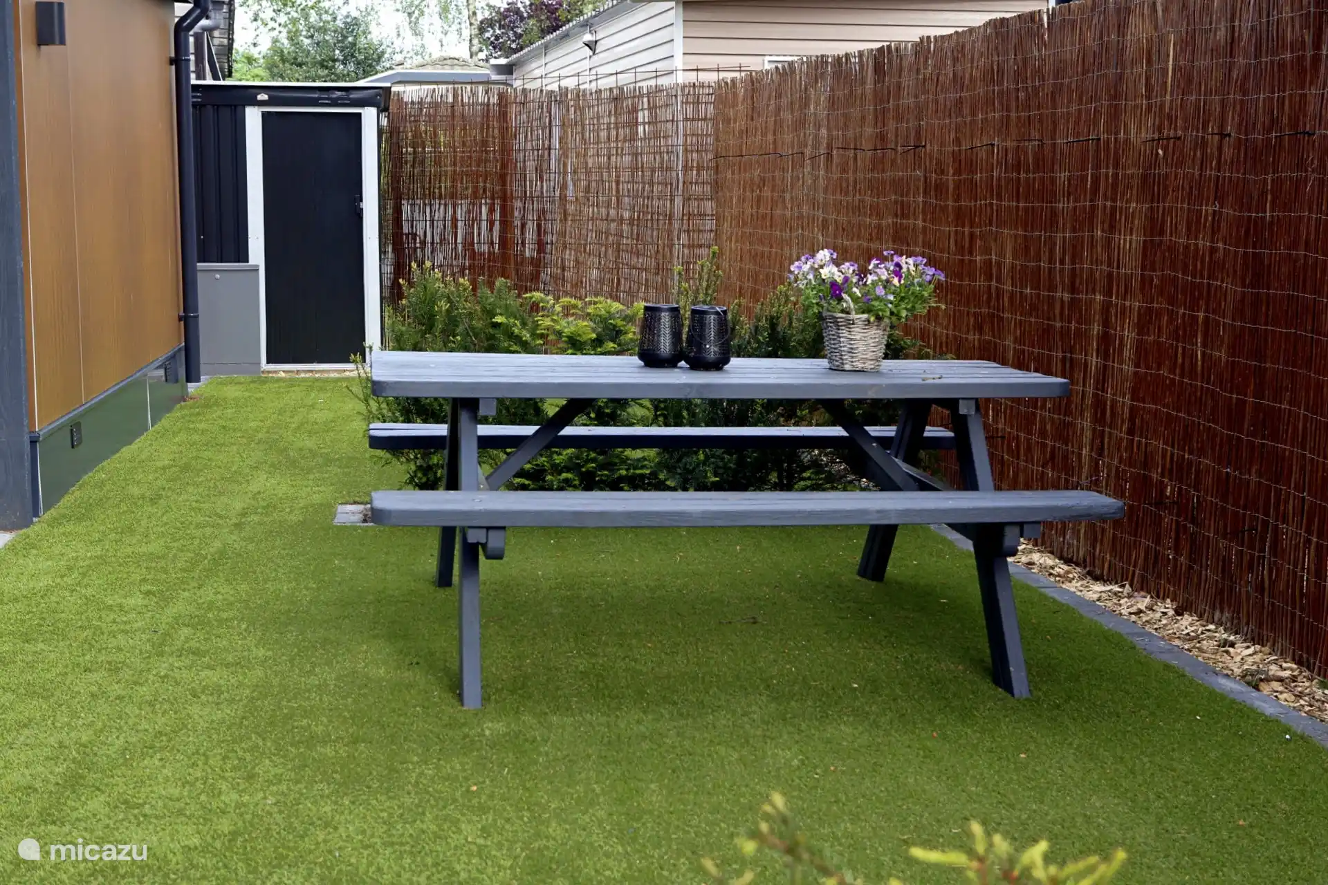 Entspannen Sie sich im Lounge-Set oder am Picknicktisch und lauschen Sie dem Zwitschern der vielen Vögel. Wer weiß, vielleicht sehen Sie Eichhörnchen vorbeiziehen.