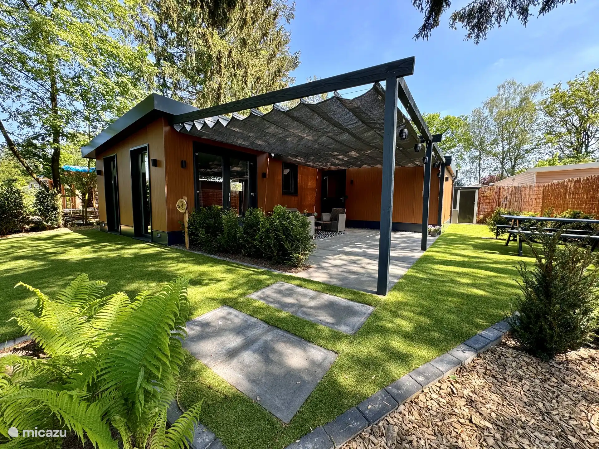 Es besteht die Möglichkeit, das Sonnenschutztuch aufzuklappen. 